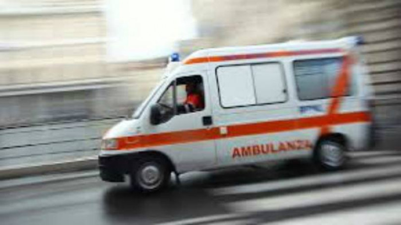 Grave motociclista che si è scontrato con un trattore